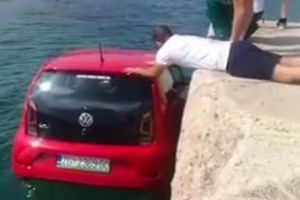 ČUDNA EPIDEMIJA NA JADRANU: Automobili masovno završavaju u moru! Nije mu bilo dobro kad mu je ljubimac upao u plićak! (VIDEO)
