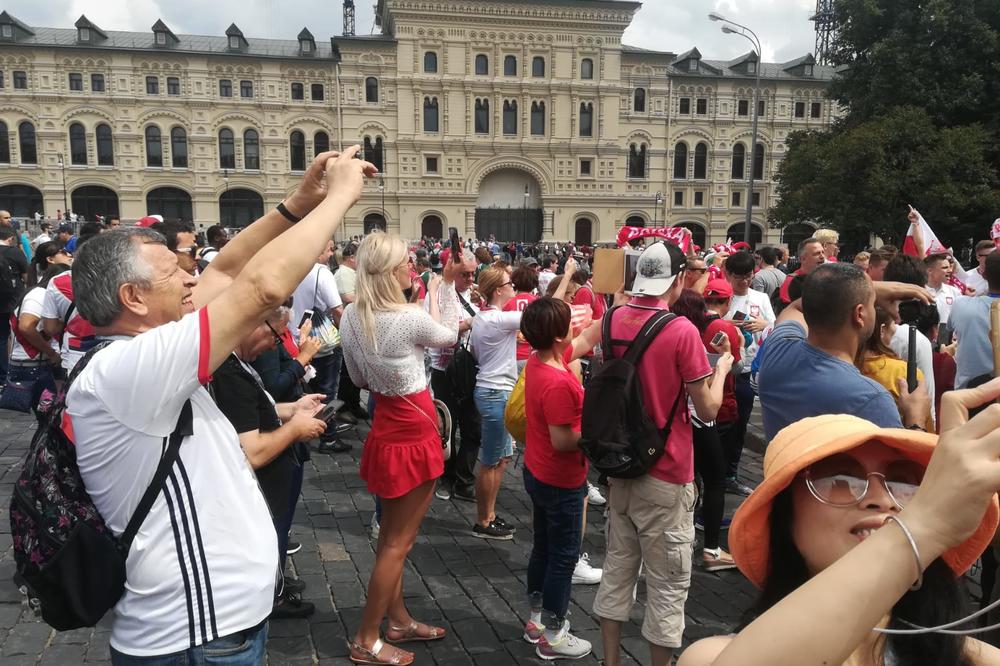 MISTERIOZNA POLJAKINJA ZALUDELA MOSKVU! Dugonoga lepotica je došla na trg i napravila haos među navijačima! (FOTO)