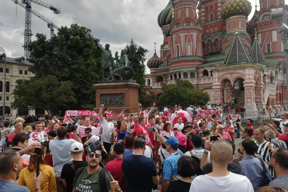 NAVIJAČI U TRANSU: Oni su danas napravili ludilo na Crvenom trgu u Moskvi! (KURIR TV)