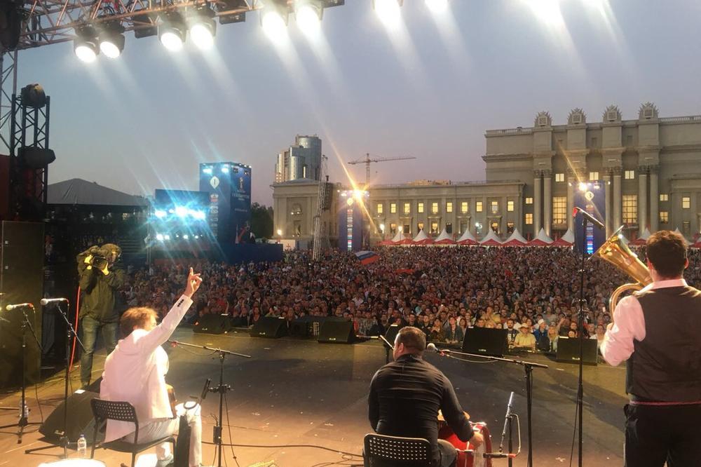 KALAŠNJIKOV I ĐURĐEVDAN TRESLI RUSIJU! Goran Bregović napravio spektakl pred navijačima Mundijala! (FOTO)