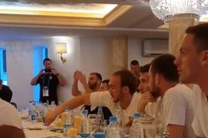 SVIM SRCEM UZ BAĆUŠKE: Reprezentativci Srbije bodre Ruse, Bane vodi navijanje! (VIDEO)