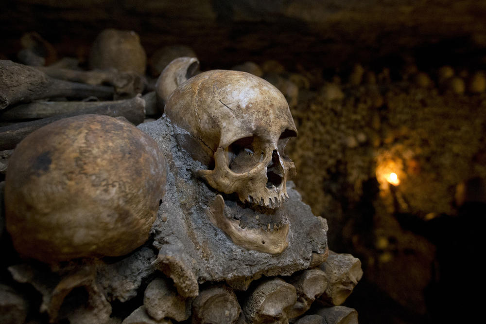 JEZIVE TAJNE GRADA SVETLOSTI: U podzemnim prolazima Pariza krije se 6 MILIONA ljudskih kostura, šokiraće vas zašto! (FOTO)