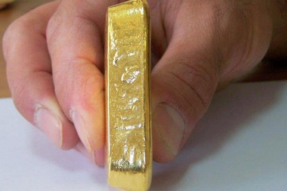 KADA SU CARINICI SKLONILI PAPIR I SPAJALICE OSTALI SU U ŠOKU: Odjednom se pojavila zlatna poluga vredna 2 miliona dinara! (FOTO)