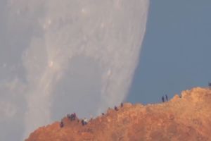 SNIMAK KOJI ĆE VAS DOBRO ZBUNITI: Ovako izgleda bliski susret Meseca i Zemlje (VIDEO)