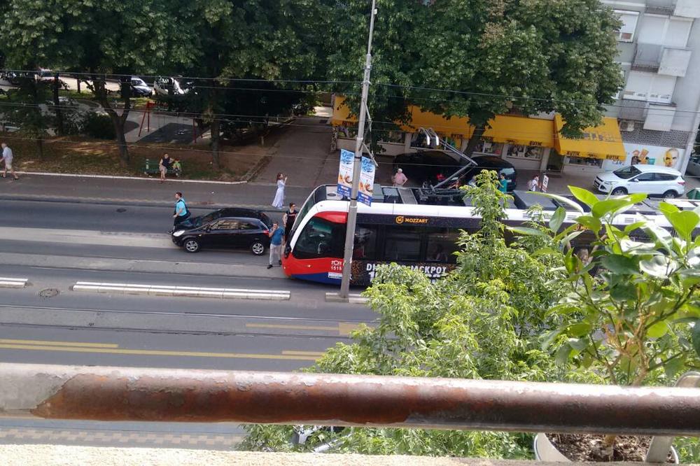 BLOKIRAO SAOBRAĆAJ U VOJVODE STEPE: Automobilom preprečio put tramvajima i autobusu!