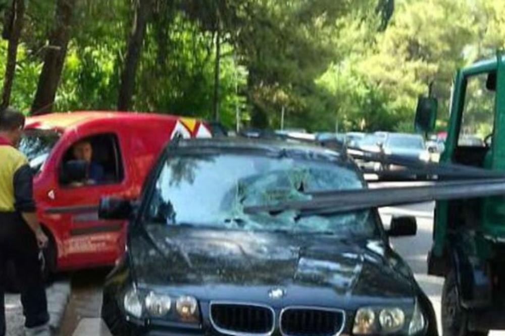 KAKO SU MAJKA I DETE OVO PREŽIVELE: Gvozdene šipke pale sa kamiona i proletele kroz šoferšajbnu! (FOTO)