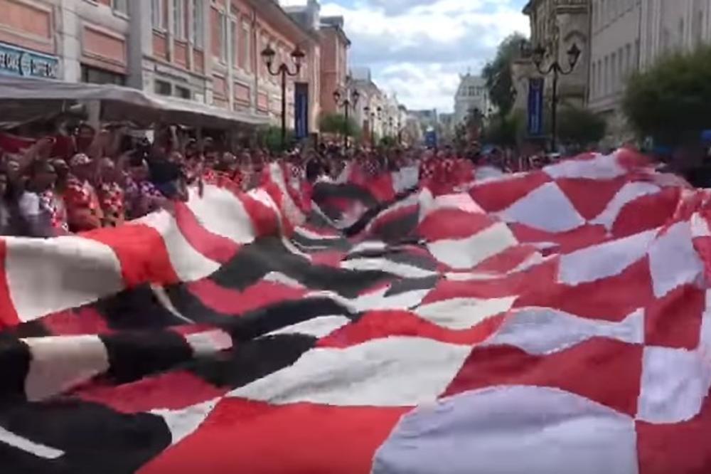 HRVATI NAPRAVILI HAOS U RUSKOM ZABRANJENOM GRADU: Razvili zastavu od 100 metara, atmosferu doveli do usijanja! (VIDEO)