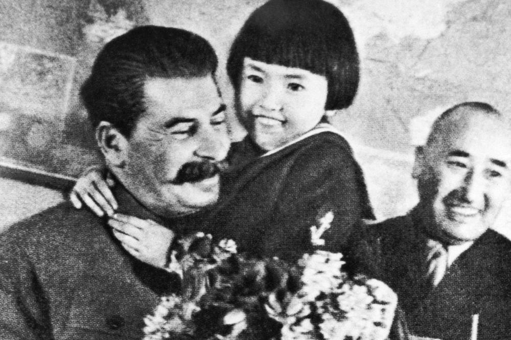 BILA JE MILJENICA NACIJE, A ONDA SE U TRENUTKU SVE IZOKRENULO: Iza čuvene slike Staljina s preslatkom devojčicom krije se JEZIVA TAJNA (FOTO, VIDEO)