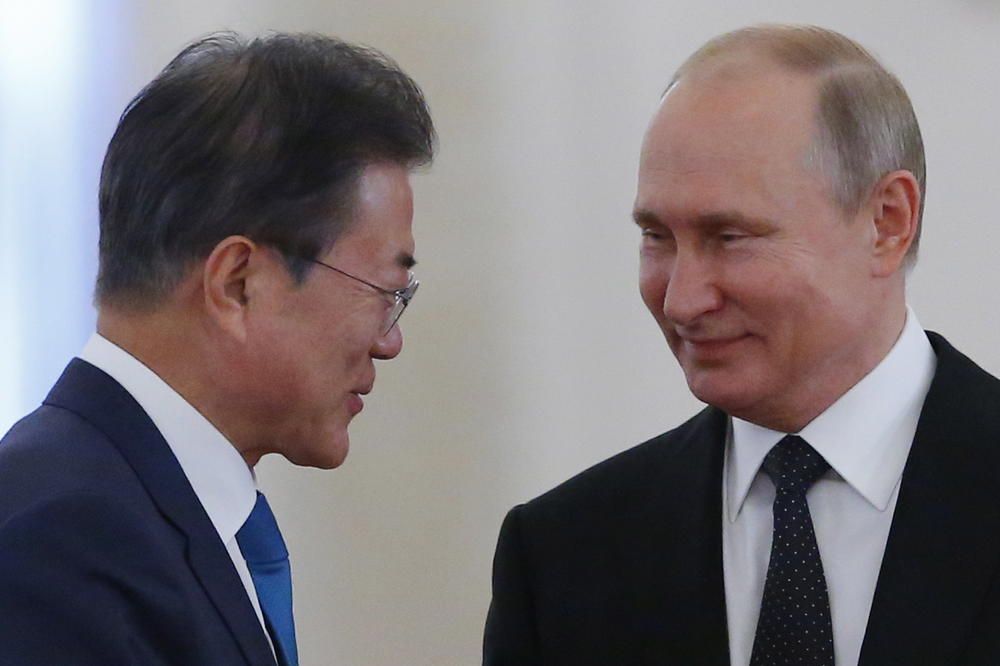 PUTINOV SPECIJALAN POKLON: Predsednik Rusije oduševio gosta iz Južne Koreje (FOTO)