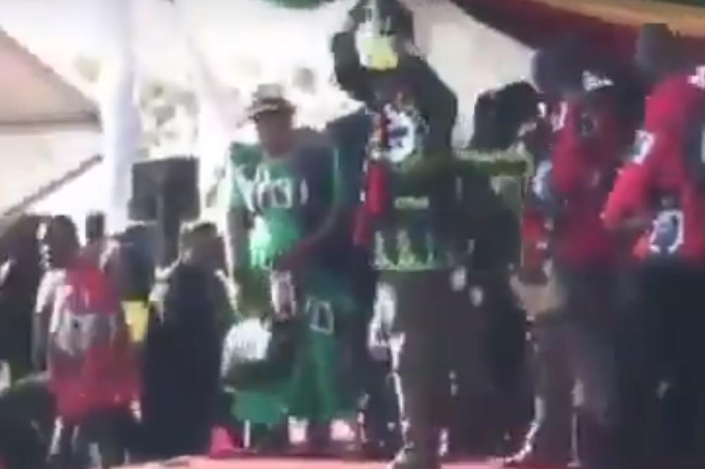 POGLEDAJTE TRENUTAK EKSPLOZIJE U ZIMBABVEU: Predsednik ZA DLAKU izbegao smrt, da je još samo sekund mahao pristalicama završio bi RAZNESEN (VIDEO)