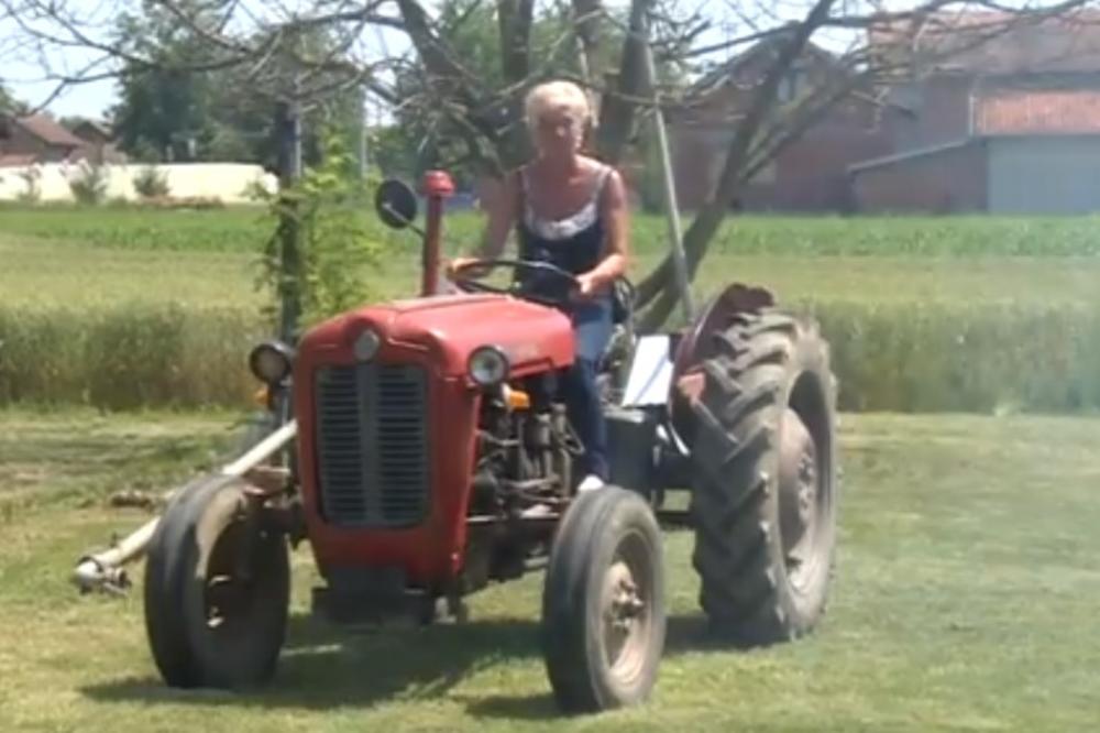 RADISLAVKA JE GLAVNA ZVEZDA U SVOM KRAJU: Vozi traktor, ali i motore, a svi kažu da liči na jednu veoma popularnu pevačicu (VIDEO)
