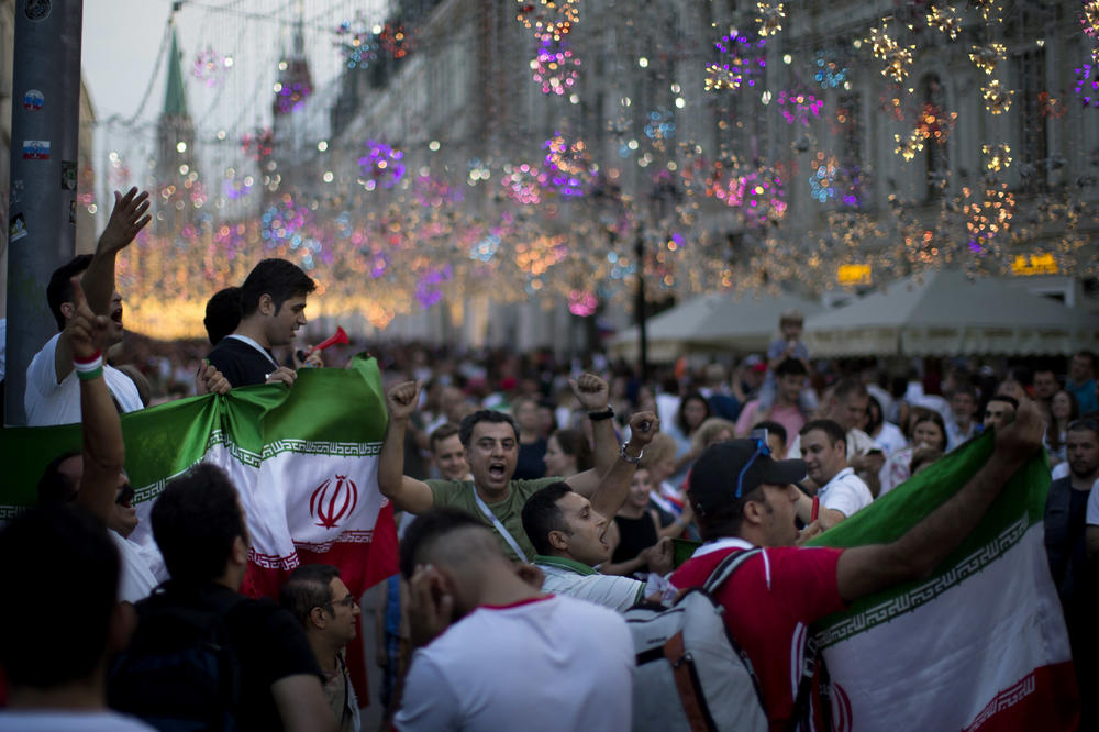 PROBUDILI RONALDA U CIK ZORE: Iranski navijači pravili buku ispred hotela gde odsedaju fudbaleri Portugala! (VIDEO)