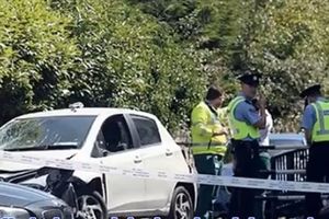 HOROR NA SAHRANI U IRSKOJ: Autom uleteo među ožalošćene, ljudi su vrištali i padali po asfaltu!(VIDEO)
