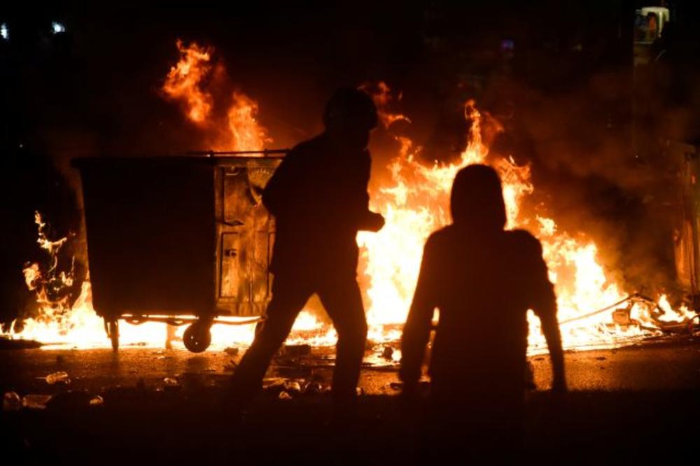 SUZAVCEM NA PROTIVNIKE MAKEDONIJE U SOLUNU: Grčka policija se brutalno obračunala sa demostrantima (FOTO)