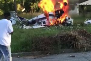 AVION U PLAMENU IM SE SRUŠIO U DVORIŠTE: 2 poginula u padu male letelice u Detroitu (VIDEO)