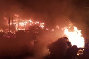 VELIKI POŽAR U ROMSKOM NASELJU KOD TIVTA: Izgorele barake, automobili i kamioni (FOTO)