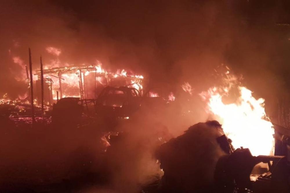 VELIKI POŽAR U ROMSKOM NASELJU KOD TIVTA: Izgorele barake, automobili i kamioni (FOTO)