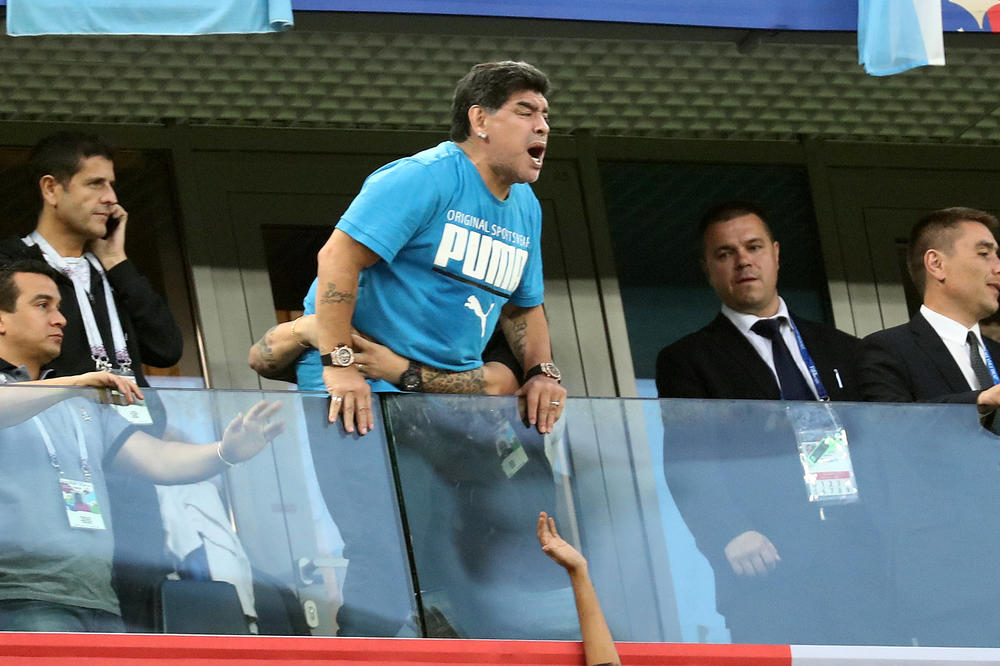 NIJE MOGAO DA HODA POSLE SLAVLJA ARGENTINE! Maradona hitno prebačen u bolnicu, a sada je stigao i lekarski izveštaj! EVO U KAKVOM SE STANJU NALAZI