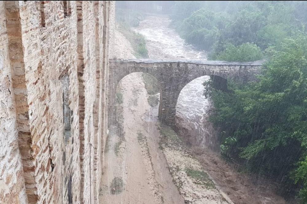 BUJICE IDU NA HILANDAR, SRPSKOJ SVETINJI PRETI POPLAVA: Slapovi padaju sa zidina, voda uništila prilaze, manastir opkoljen vodom! (VIDEO)