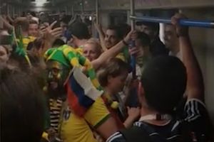 JA TE VOLIM SRBIJO, ORI SE U METROU: Kada su srpski navijači zapevali, Brazilci su zanemeli (KURIR TV)