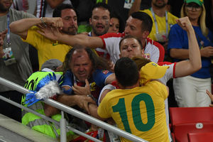 TUČA SRPSKIH I BRAZILSKIH NAVIJAČA NA TRIBINAMA: Pogledajte žestok obračun na stadionu (FOTO)