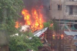 SRUŠIO SE VLADIN AVION U MUMBAJU: 5 poginulo u padu letelice u gusto naseljeni deo grada (FOTO, VIDEO)