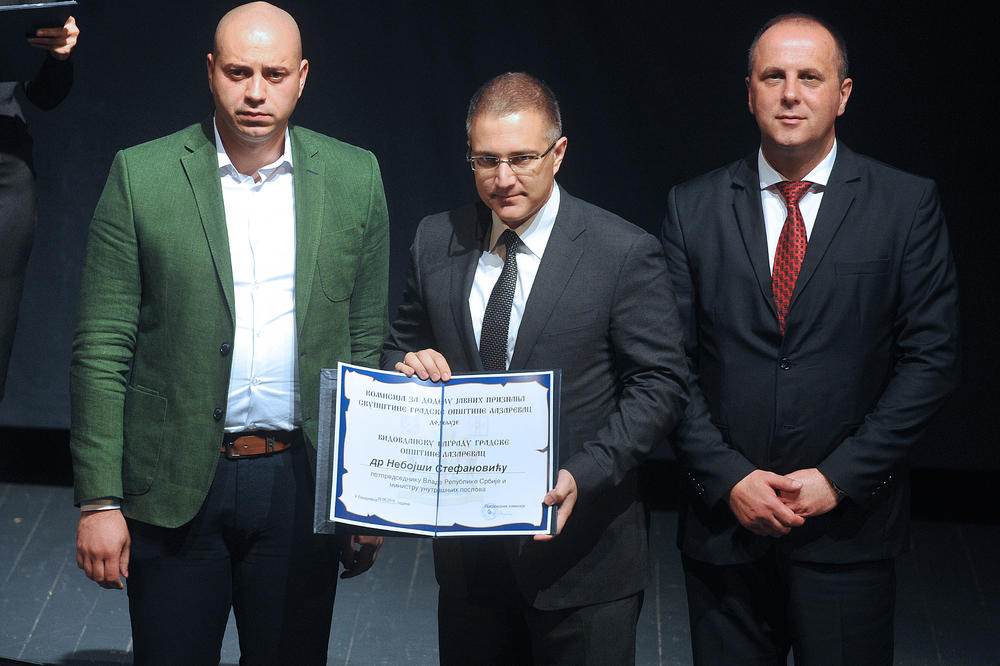 SVEČANA MANIFESTACIJA: Ministru Stefanoviću Vidovdanska nagrada opštine Lazarevac (FOTO)