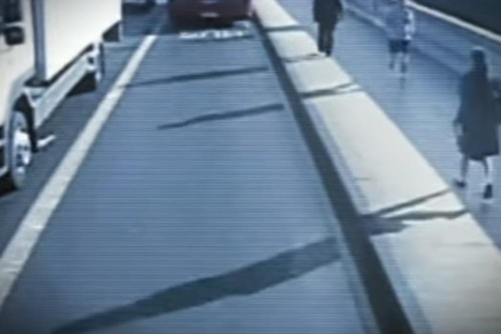 POLICIJA ODUSTALA OD SLUČAJA KOJI JE ZGROZIO CEO SVET: Gurnuo ženu iz čista mira pod autobus i posle je nestao bez traga (UZNEMIRUJUĆI VIDEO)