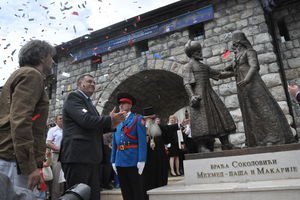 BRATSKI ZAGRLJAJ: Dodik u Andrićgradu otkrio spomenik braći Sokolović - Mehmed-paši i Svetom Makariju (FOTO)