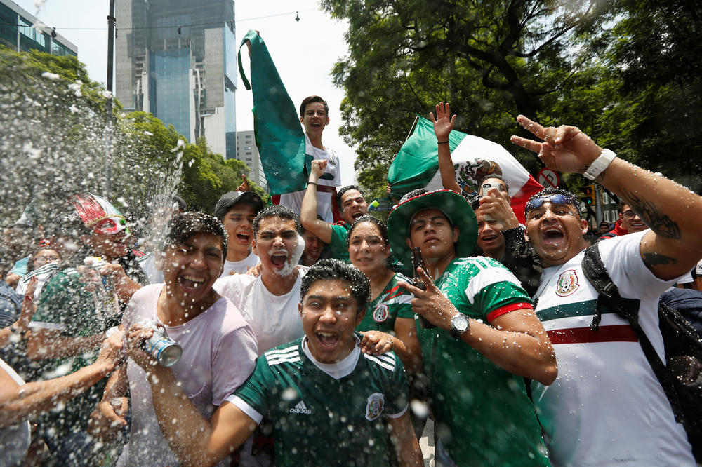 KOREJAC, TI SI NAŠ BRAT: Navijači Meksika nosili ambasadora na rukama i nalivali tekilom posle eliminacije Nemaca! (VIDEO)