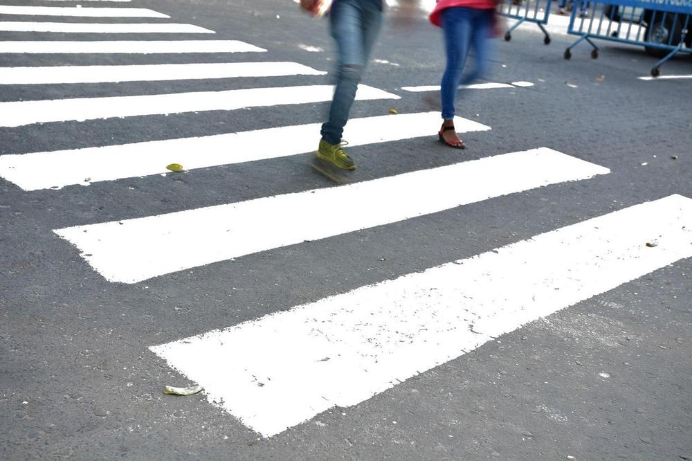 IMALE SU LUDU SREĆU DA OSTANU ŽIVE Devojčice udario na pešačkom kod jedinog semafora u Prokuplju OVAKO JE SPASLA DRUGARICU