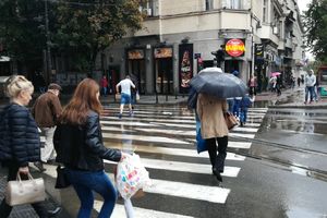 VIKEND DONOSI PRAVO JESENJE VREME, GOTOVO JE SA MIHOLJSKIM LETOM: Širom Srbije danas oblačno, kišovito i hladnije, a evo kako će biti iduće nedelje