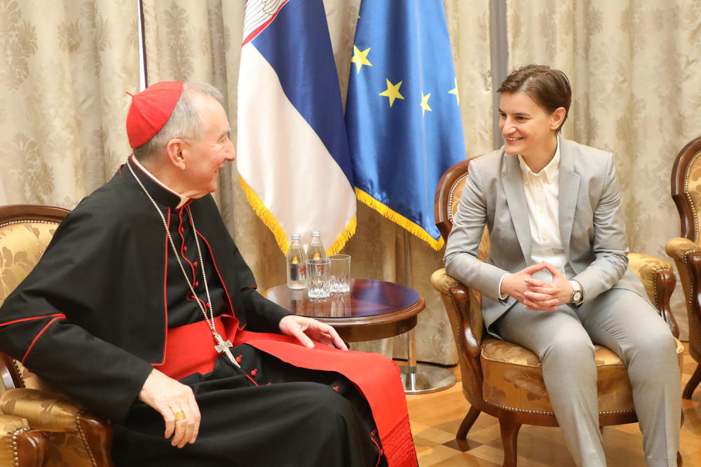 PREMIJERKA BRNABIĆ U SRDAČNOM RAZGOVORU SA KARDINALOM PAROLINOM: Odnosi Srbije i Vatikana u duhu poštovanja, poverenja i tolerancije