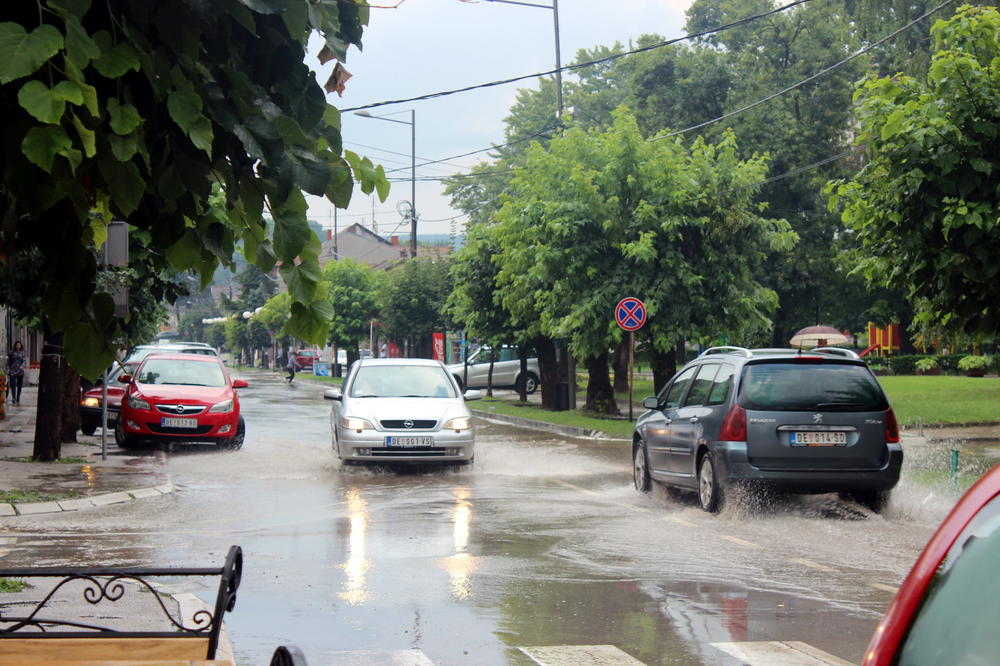 NEZAPAMĆEN PROLOM OBLAKA NAD DESPOTOVCEM: Bujica tekla glavnom ulicom, grad ostao bez struje! (FOTO)