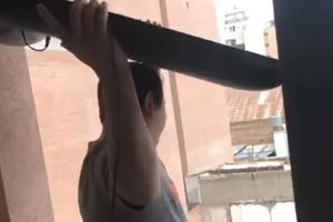 TOTALNO ODLEPIO! Navijač Argentine bacio TV sa terase zbog Mbapea! (VIDEO)