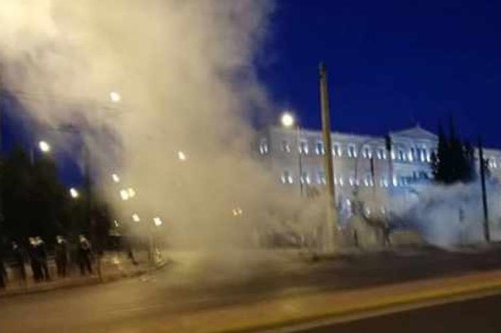 NOVI PROTESTI U GRČKOJ ZBOG MAKEDONIJE: U Atini maskirana lica napala policiju, evo šta su uzvikivali demonstranti!!