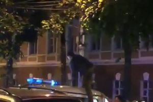 BRUTALNO! PIJANI NAVIJAČ PREŠAO SVE GRANICE: Rus se popeo na džip interventne jedinice, a kada su ga policajci ugledali nastao je PAKAO! Krvnički je blaga reč za OVO PREBIJANJE! (UZNEMIRUJUĆI VIDEO)