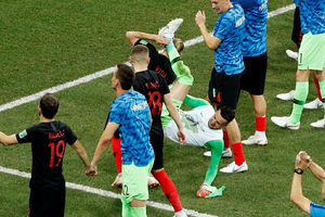 UPS! PADE GOLMAN! Hrvati slavili pobedu nad Danskom, Šubašić je bio na ramenima saigrača, a onda se dogodio PEH!