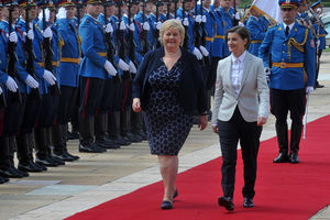 SVEČANOST ISPRED PALATE SRBIJA: Premijerka Norveške stigla u posetu Beogradu, a kad vidite šta je donela Brnabićevoj na poklon... (FOTO)