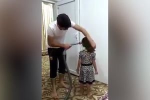 USISIVAČ UMESTO FENA! Da li je ovo NORMALNO? Otac devojčici usisivačem pravi frizuru! (VIDEO)