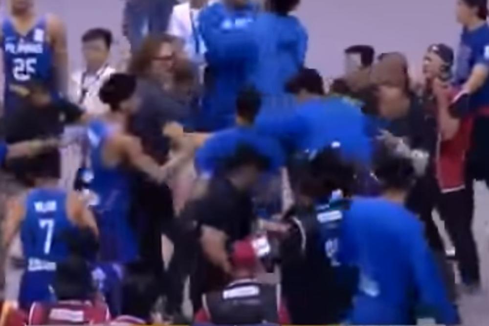UDRI, NE PITAJ KO JE: Pogledajte opštu tuču na duelu košarkaša Filipina i Australije (VIDEO)