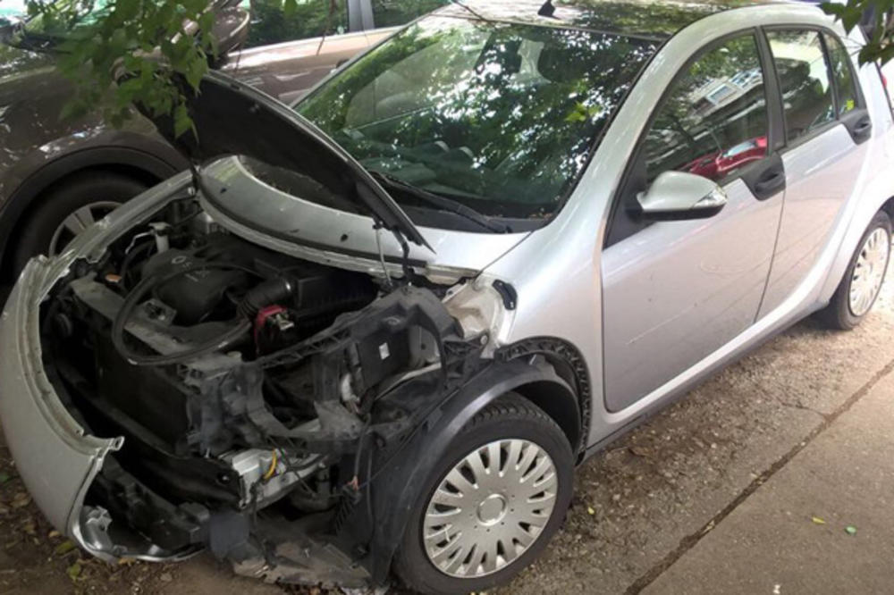 AUTO-LOPOVI ZAVLADALI U BLOKU 23: Čerupaju kola svako veče, skidaju točkove, akumulatore i KRADU VOZILA! Građani prave straže na parkingu! (FOTO)