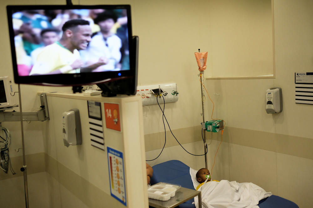 PRIZOR KOJI SLAMA SRCE! Kako je maleni Lukas (3) u bolničkoj postelji proslavio gol Nejmara! (FOTO)