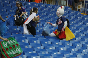 PEDANTNI JAPANCI: Navijači posle meča ostali da čiste smeće na stadionu koje nisu oni napravili!