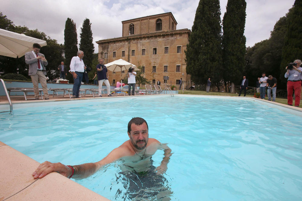SALVINIJEV ŠOU: Skočio u bazen pred novinarima da bi poslao slikovitu poruku mafijašima (FOTO, VIDEO)
