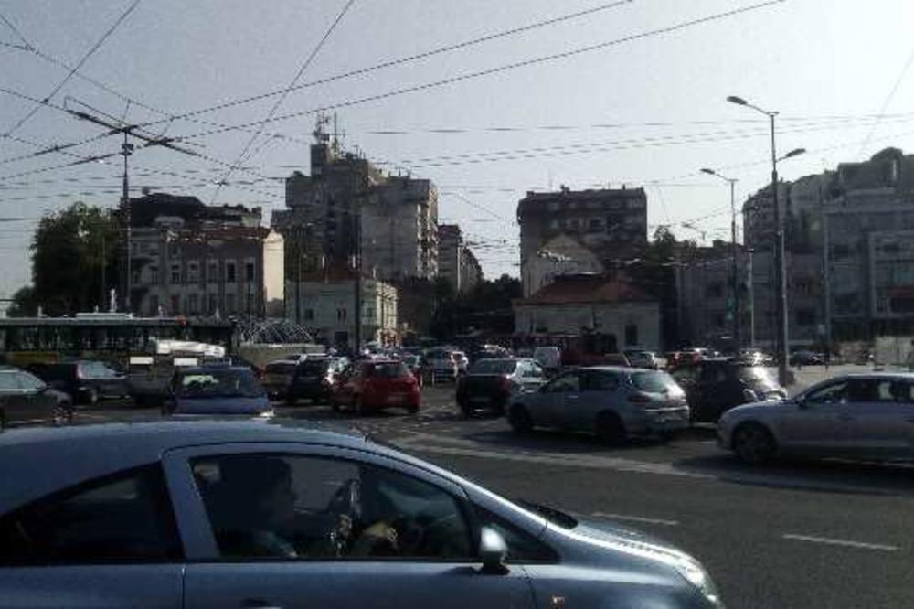 KOLAPS U CENTRU GRADA: Neprekidna kolona se protetala od Slavije do Autokomande, saobraćaj u haosu, građani očajni