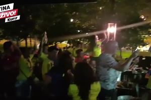 KOLUMBIJCI U TRANSU: Evo kako se u centru Beograda proslavlja gol Mine za produžetak (KURIR TV)