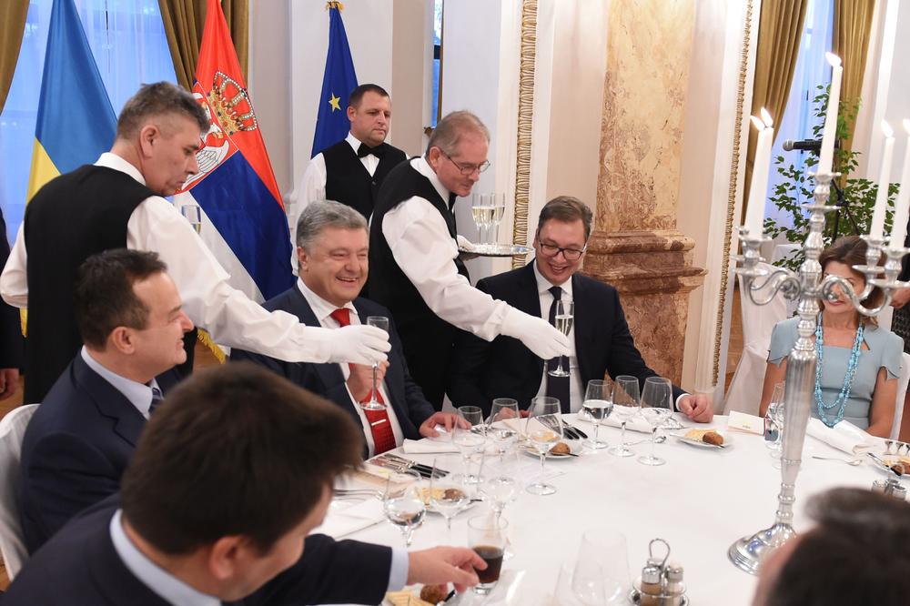 VUČIĆ DOMAĆINSKI DOČEKAO POROŠENKA: Zavirite na svečanu predsedničku večeru u Domu garde! (FOTO)