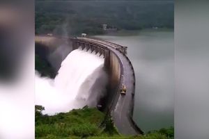 PRELEP PRIZOR! Kako moćno izgleda most u Šri Lanki sa ogromnim vodopadima! (VIDEO)