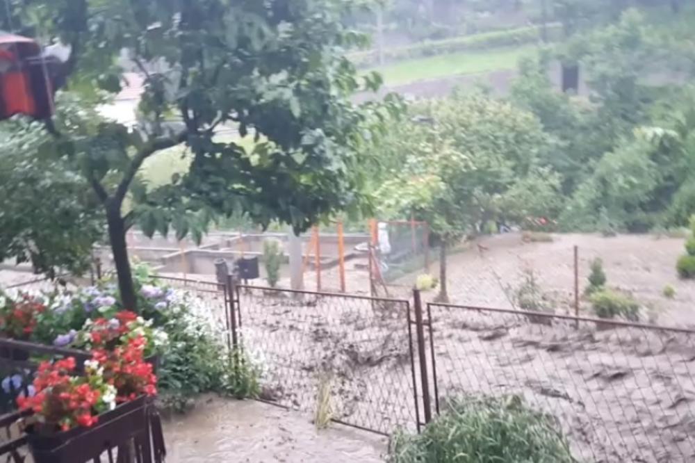 KATASTROFALNO NEVREME U JOŠANIČKOJ BANJI:Poplavni talas uništio desetak domaćinstava, voda nosila i stene